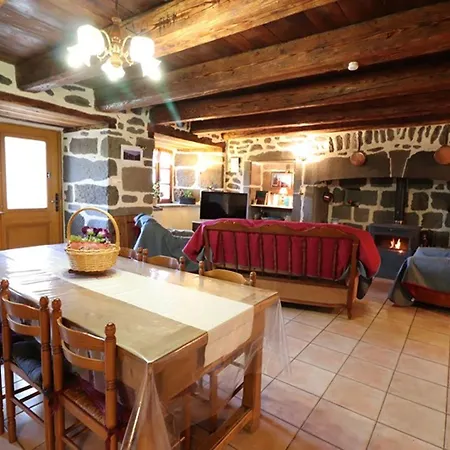 Holiday home Maison De Caractere Renovee Avec Jardin Ferme, Entre Montagnes Et Gorges, Proche Saint-flour - Fr-1-742-51